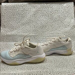 Jordan Women’s Senior 8 basketball shoes